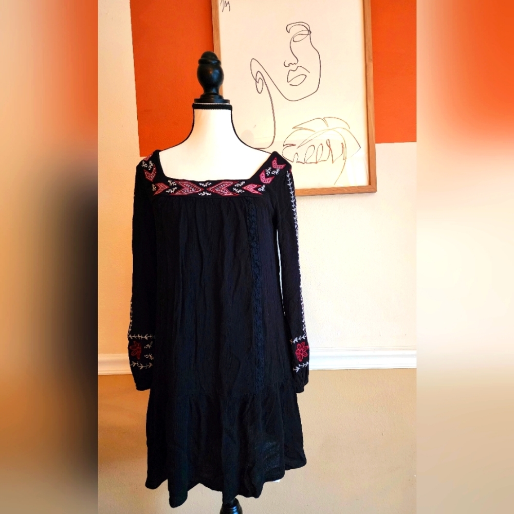 Short dress black w/ embroidery Small